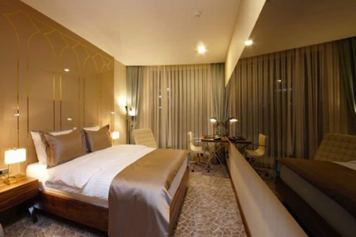 Deluxe King | Luxe beddengoed, een minibar, een kluis op de kamer, een bureau