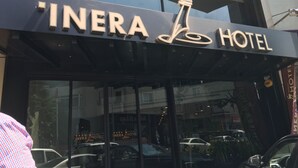 Das Inera Hotel mit auffälligem Schriftzug und moderner Architektur.