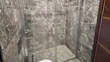 Dusche, Regendusche, kostenlose Toilettenartikel, Haartrockner