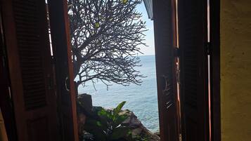 Deluxe Seaview | In-room safe, desk, bed sheets