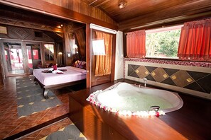 Boat House | Bathroom | Free toiletries, bidet, towels, soap