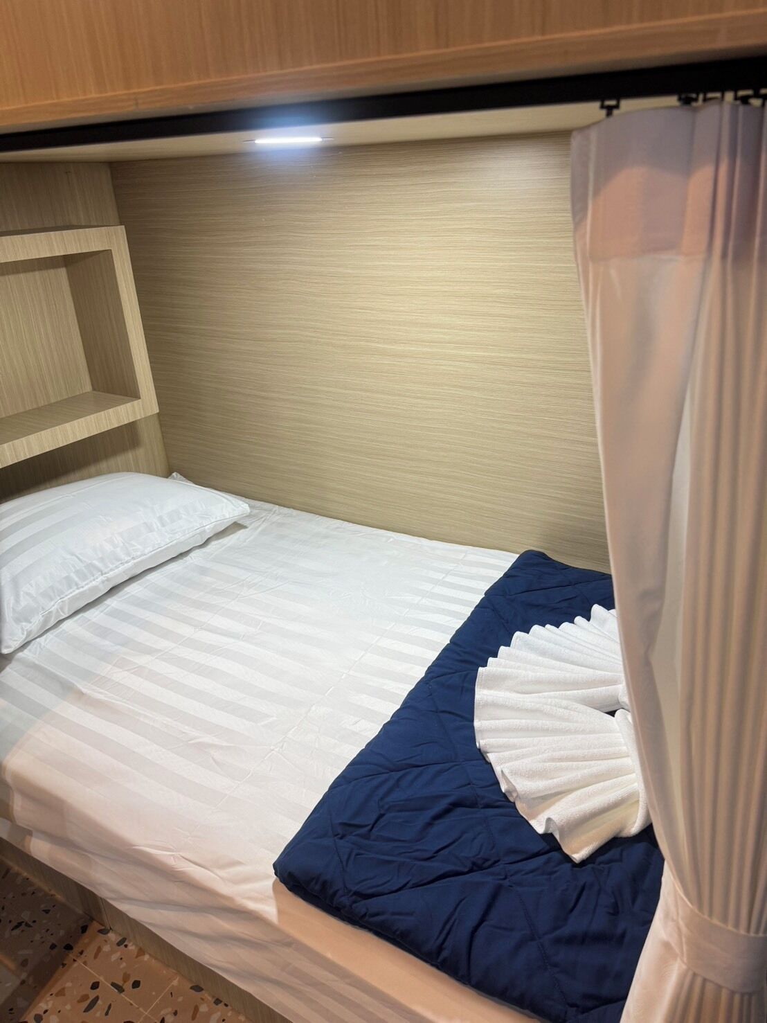 Bed in 8-Bed Mixed Dormitory Room | 미니바, 객실 내 금고, 책상, 침대 시트