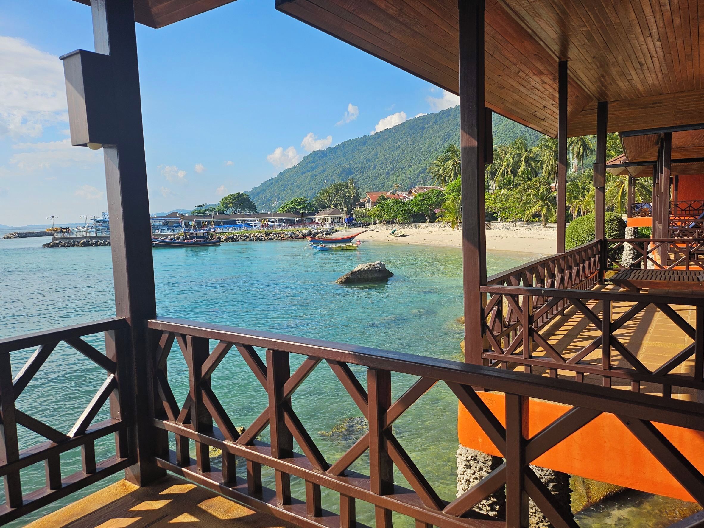 Deluxe Seaview | In-room safe, desk, bed sheets