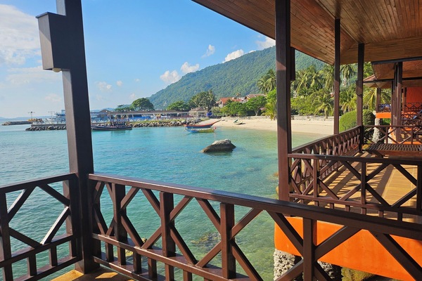 Deluxe Seaview | In-room safe, desk, bed sheets