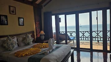Deluxe Seaview | Caja de seguridad en la habitación, escritorio y ropa de cama
