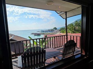 غرفة سوبيريور - بمنظر للبحر | خزنة داخل الغرفة ومكتب وملاءات أسرّة