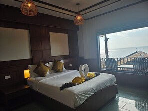 غرفة سوبيريور - بمنظر للبحر | خزنة داخل الغرفة ومكتب وملاءات أسرّة