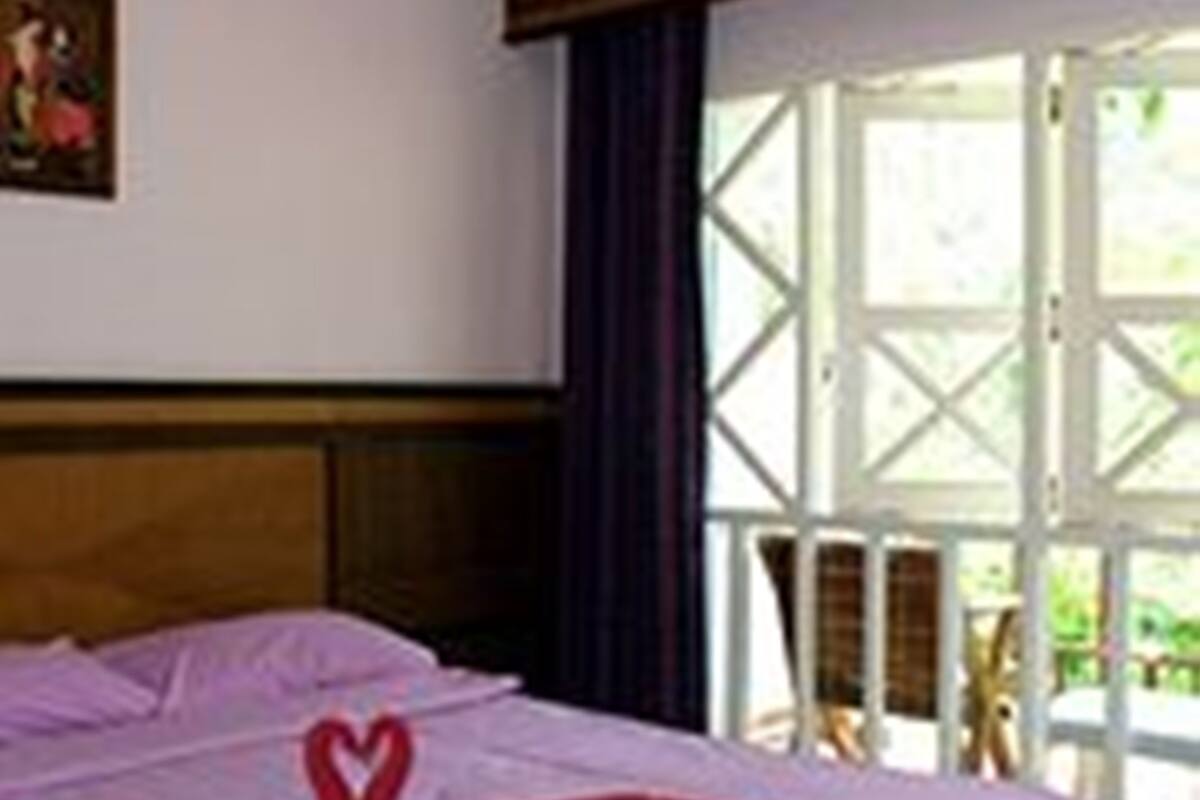 In-room safe, desk, bed sheets