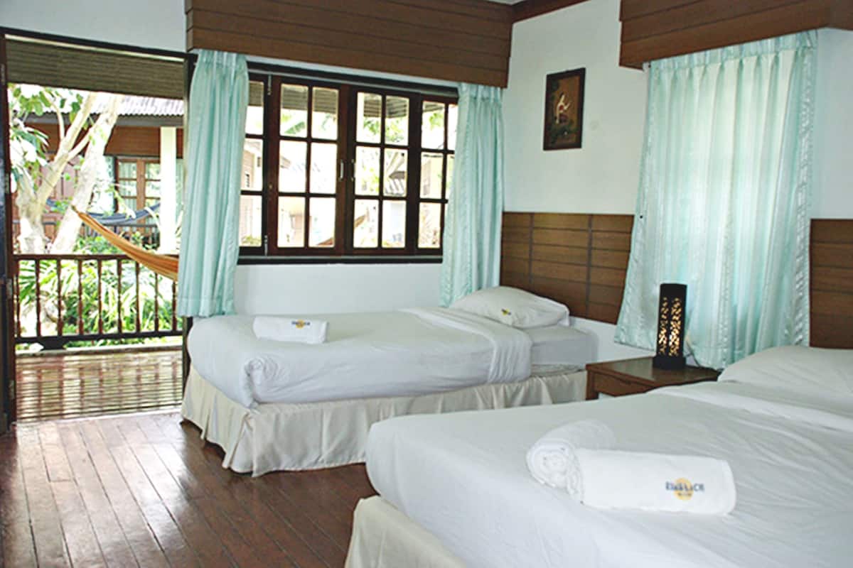 1 kamar tidur, minibar, brankas, dan meja kerja