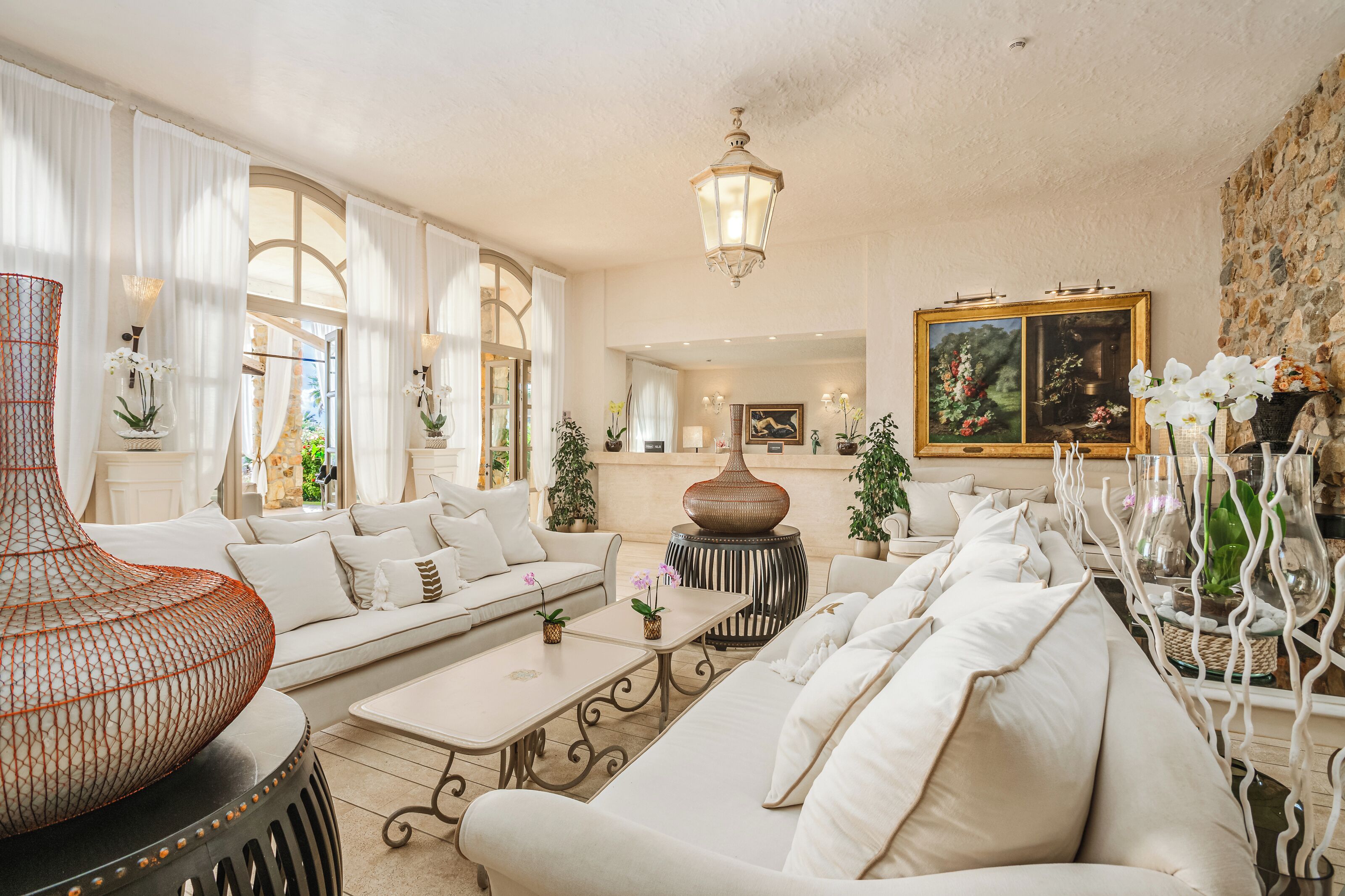 Ein geräumiges Wohnzimmer mit einer Couch, einem Couchtisch und einer dekorativen Vase.
