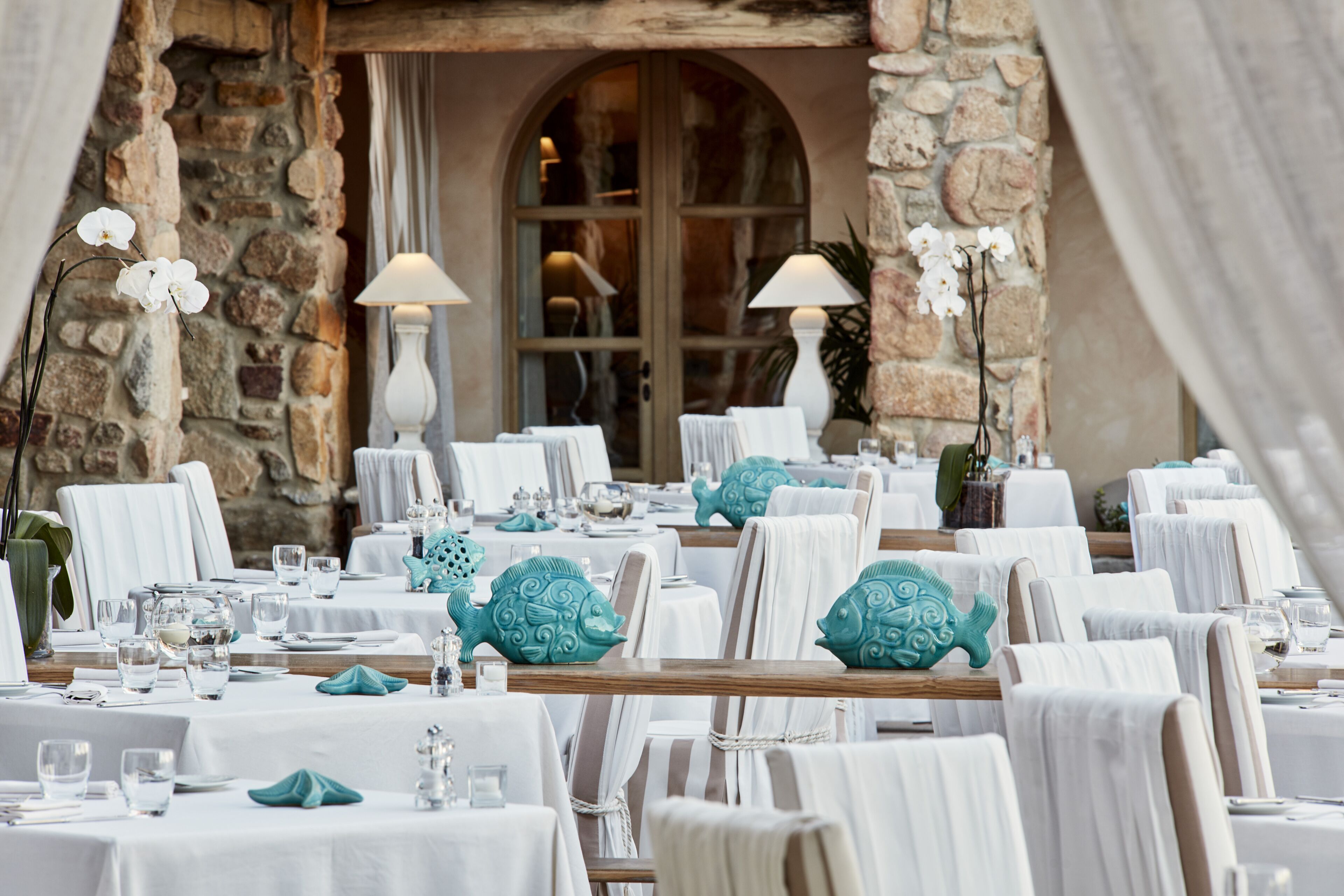 2 restaurants; breakfast, lunch and dinner served 