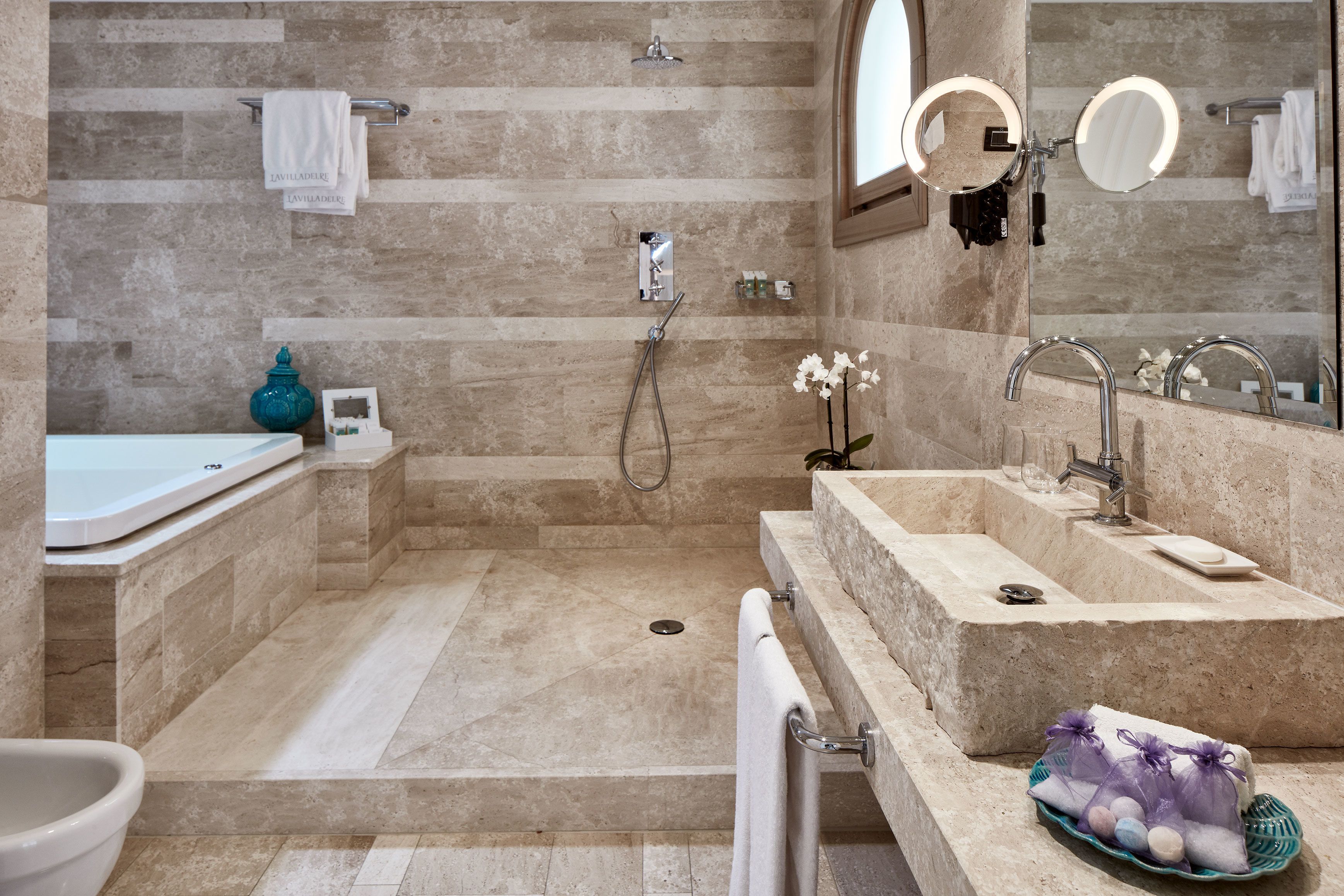 Une salle de bain moderne avec une baignoire, une douche et un lavabo.
