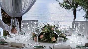 2 restaurants, breakfast, lunch, dinner served; Regional cuisine