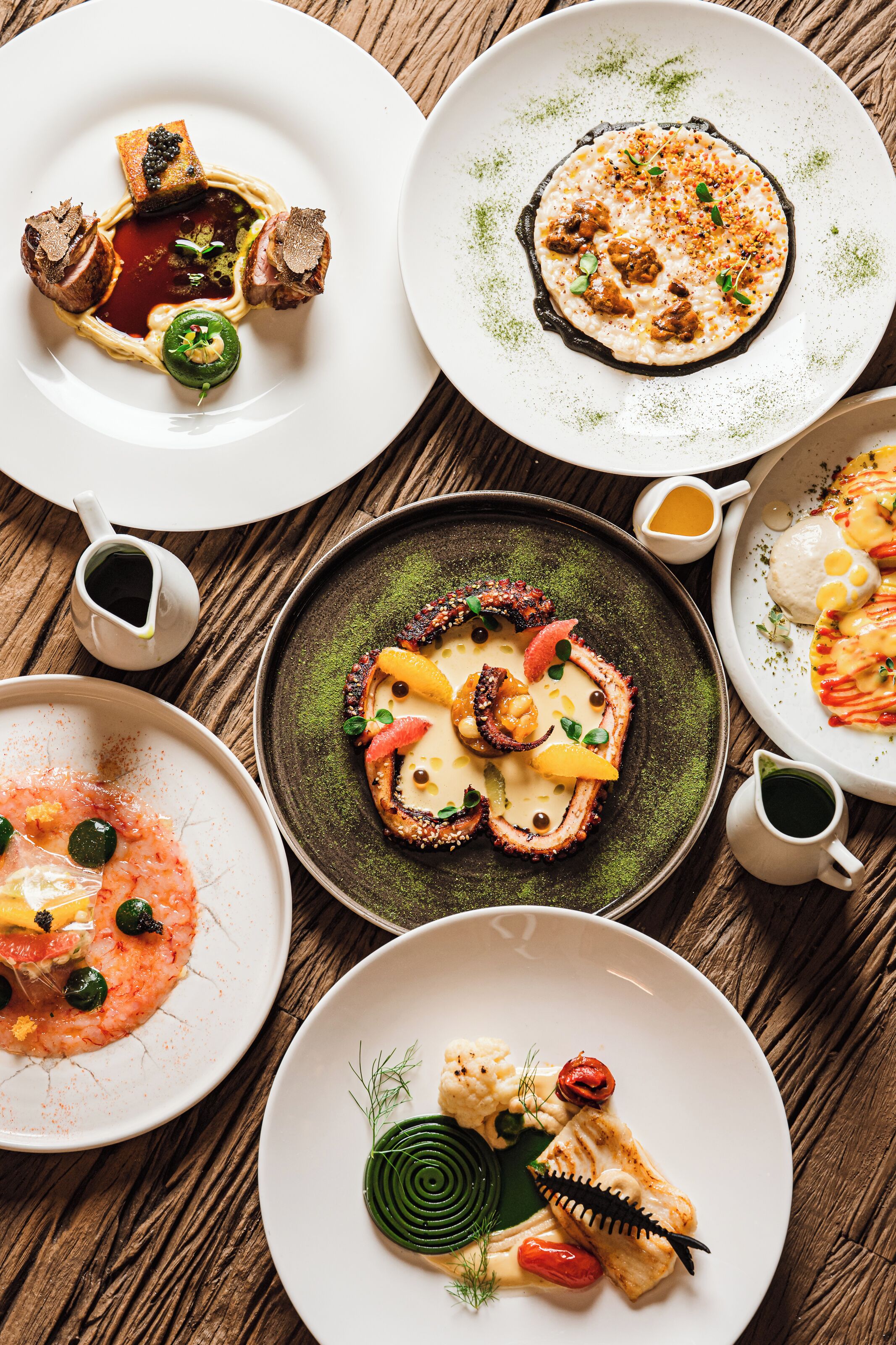 Diverse gerechten op borden, wat wijst op een culinaire ervaring.