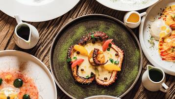 Diverse gerechten op borden, wat wijst op een culinaire ervaring.