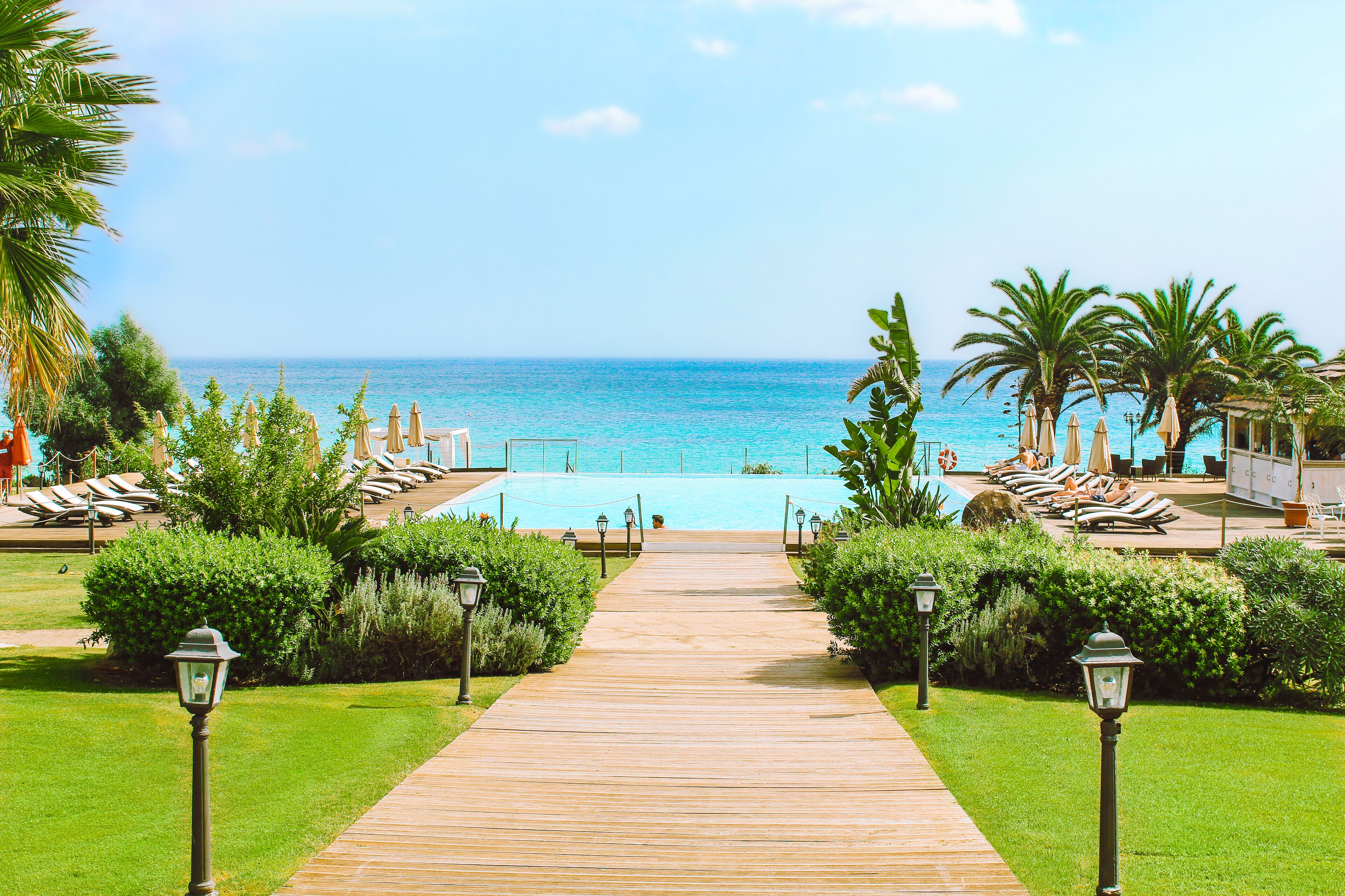 Piscine extérieure, parasols de plage, chaises longues