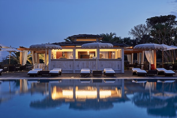 Poolside bar