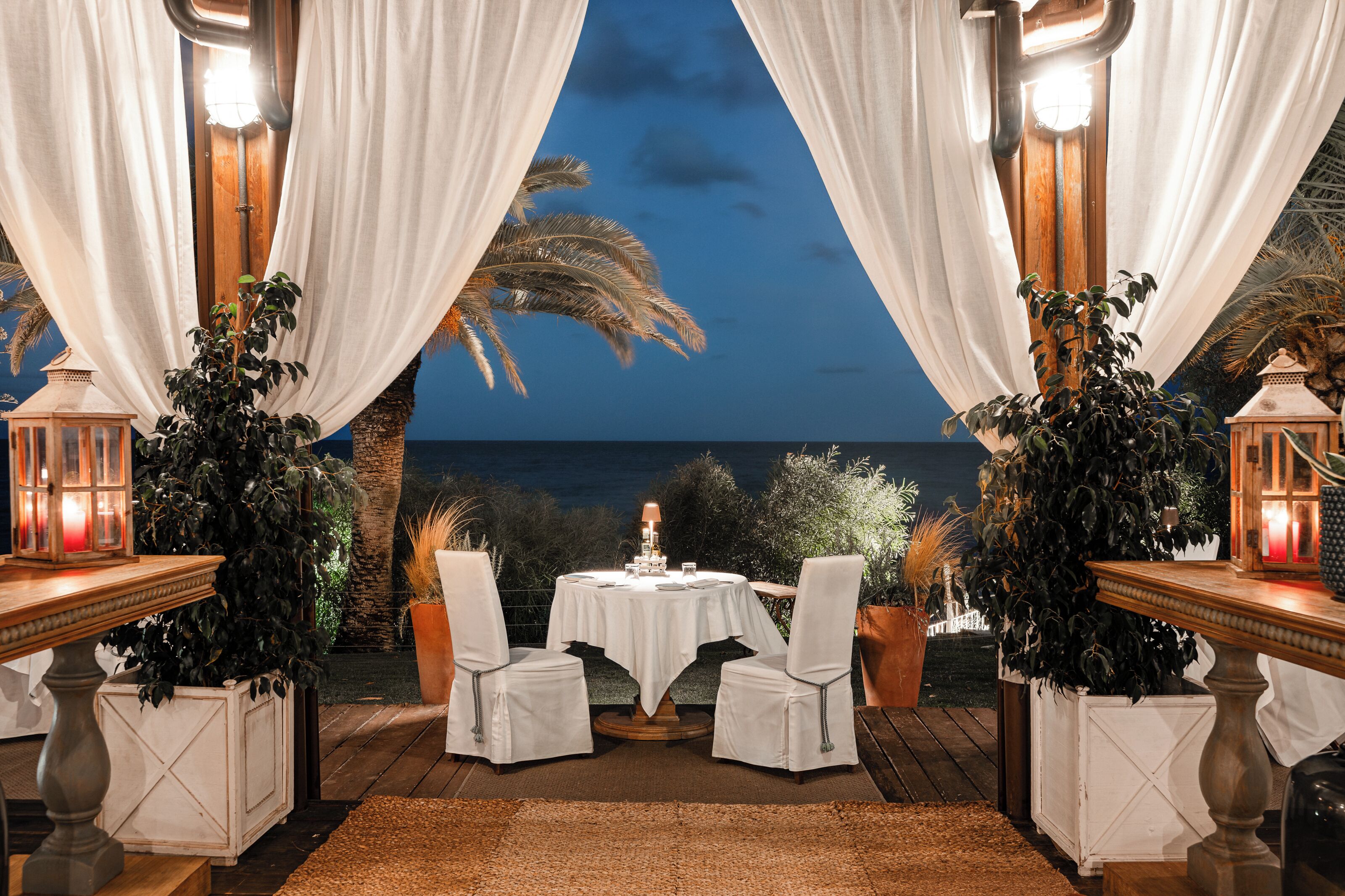 2 restaurants; breakfast, lunch and dinner served 