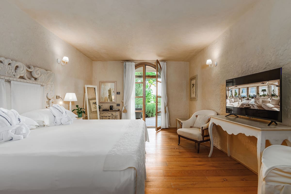 Deluxe Room, Garden Area | Premium bedding, down comforters, memory foam beds, minibar