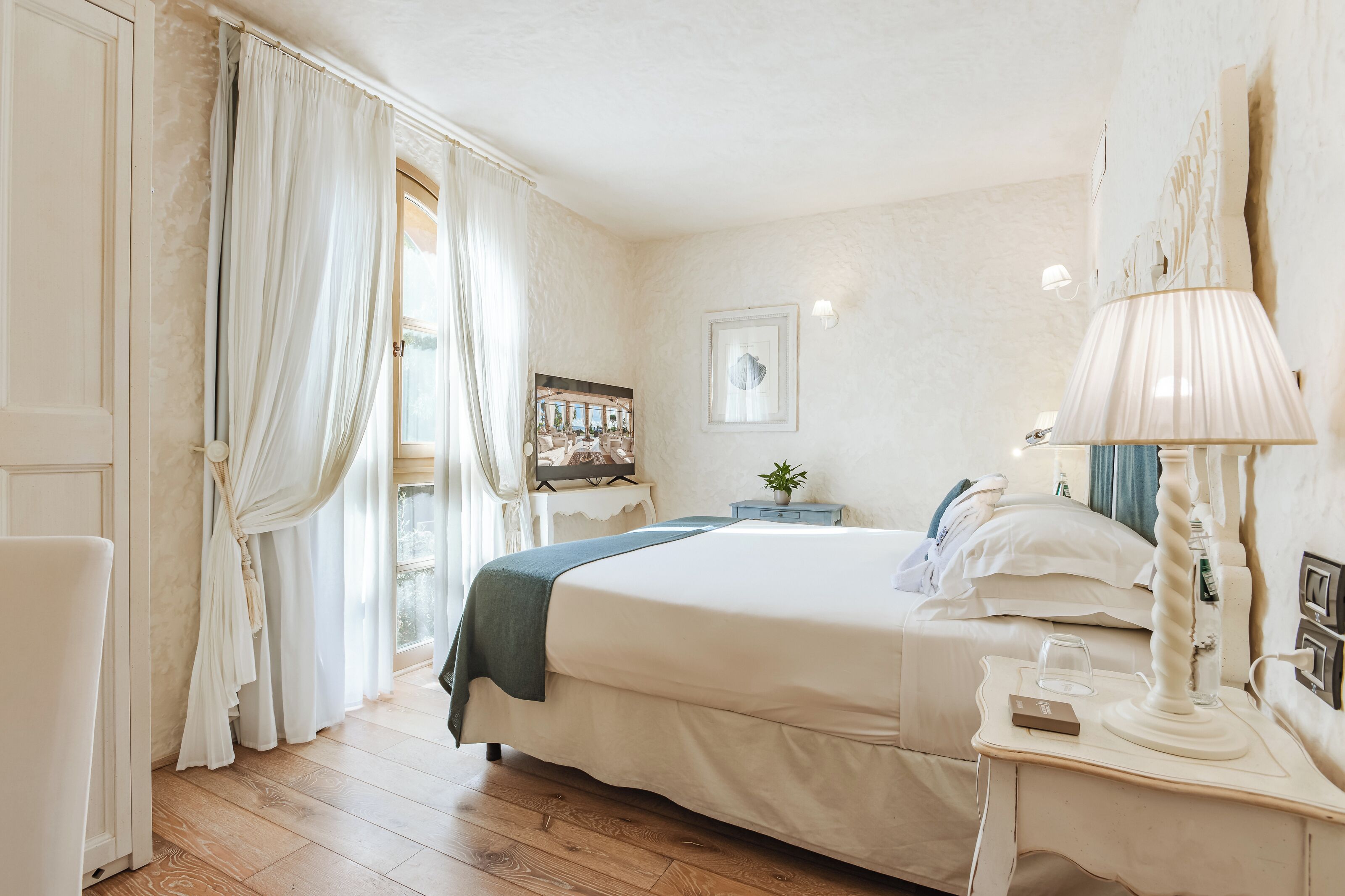 Classic Room | Premium bedding, down comforters, memory foam beds, minibar