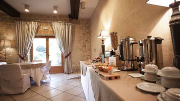 每日供应欧陆式早餐(每人 EUR 15)