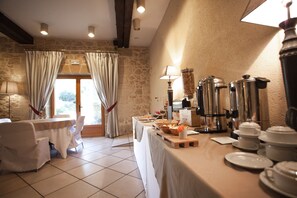 Daily continental breakfast (EUR 15 per person)