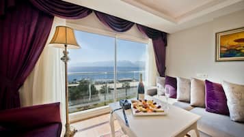 Junior Suite Room | Área de sala de estar | Televisión LED de 32 pulgadas con canales vía satélite y televisión