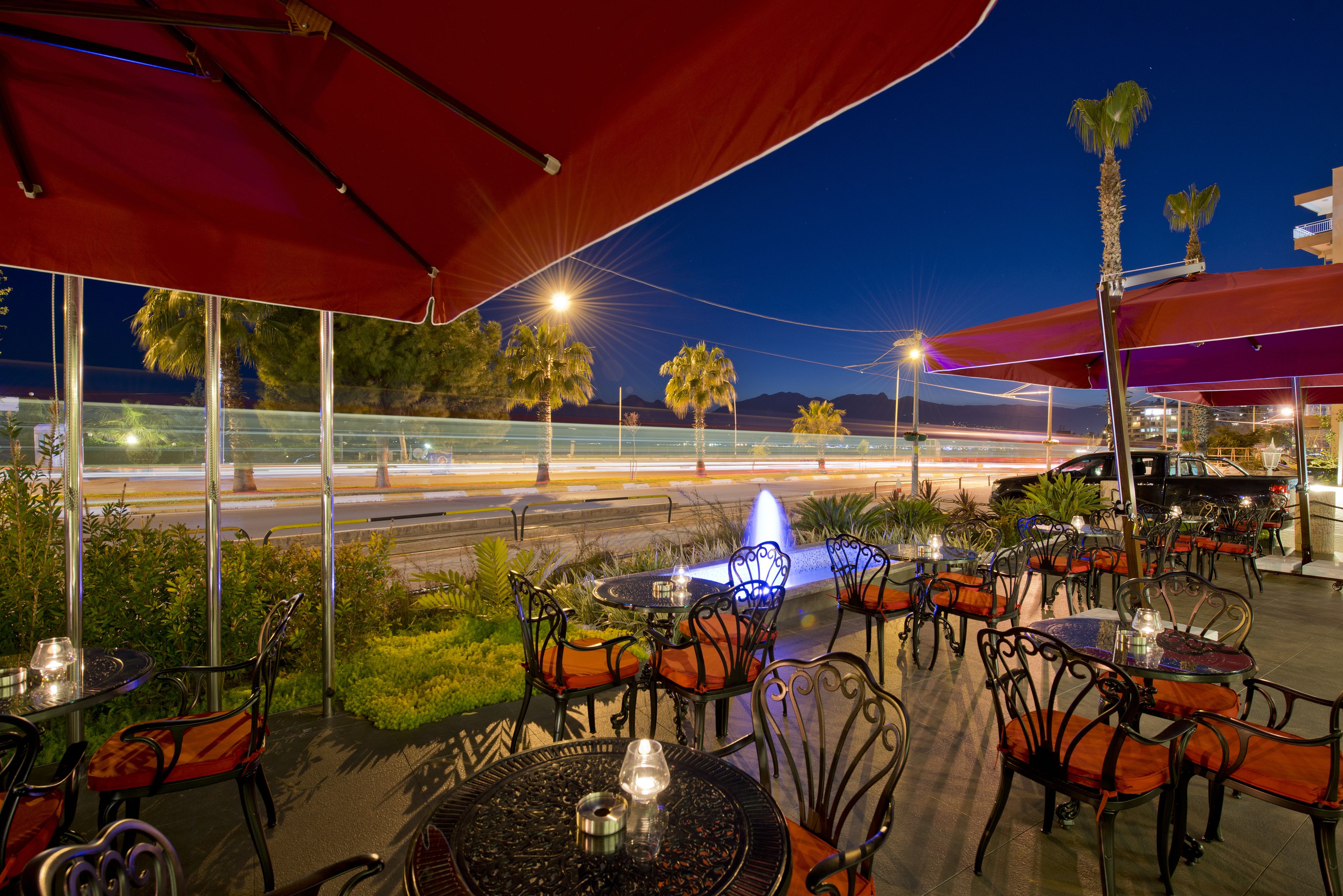 breakfast, lunch served; international cuisine, al fresco dining