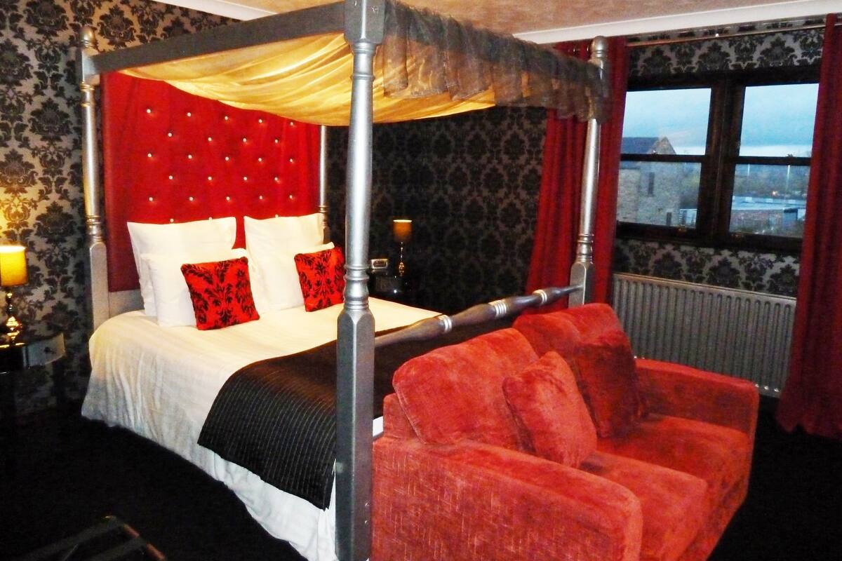 Suíte família | 1 quarto, roupas de cama premium, cofres nos quartos, escrivaninha