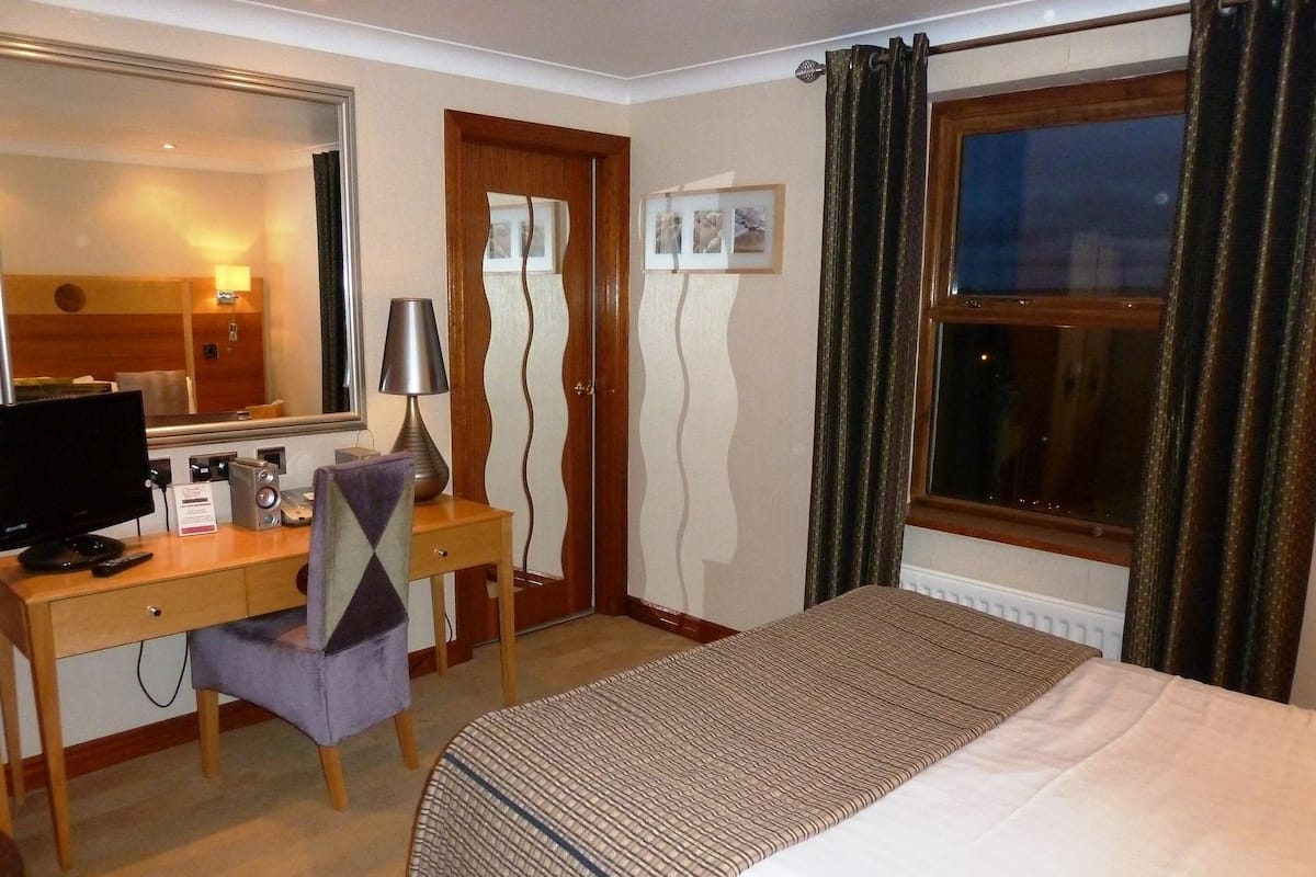 Quarto casal superior, 1 cama King | 1 quarto, roupas de cama premium, cofres nos quartos, escrivaninha