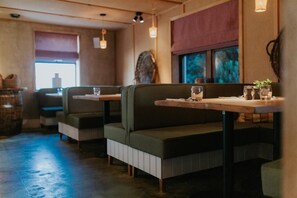 Aperto a colazione, pranzo e cena, cucina locale e internazionale