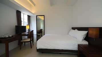 Premium bedding, in-room safe, desk, iron/ironing board