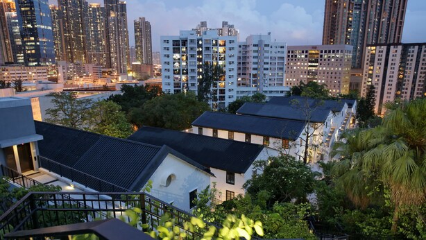 Un quartier résidentiel avec des immeubles modernes, un escalier et de la verdure environnante.