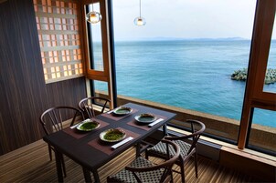 供应早餐和晚餐，地方菜