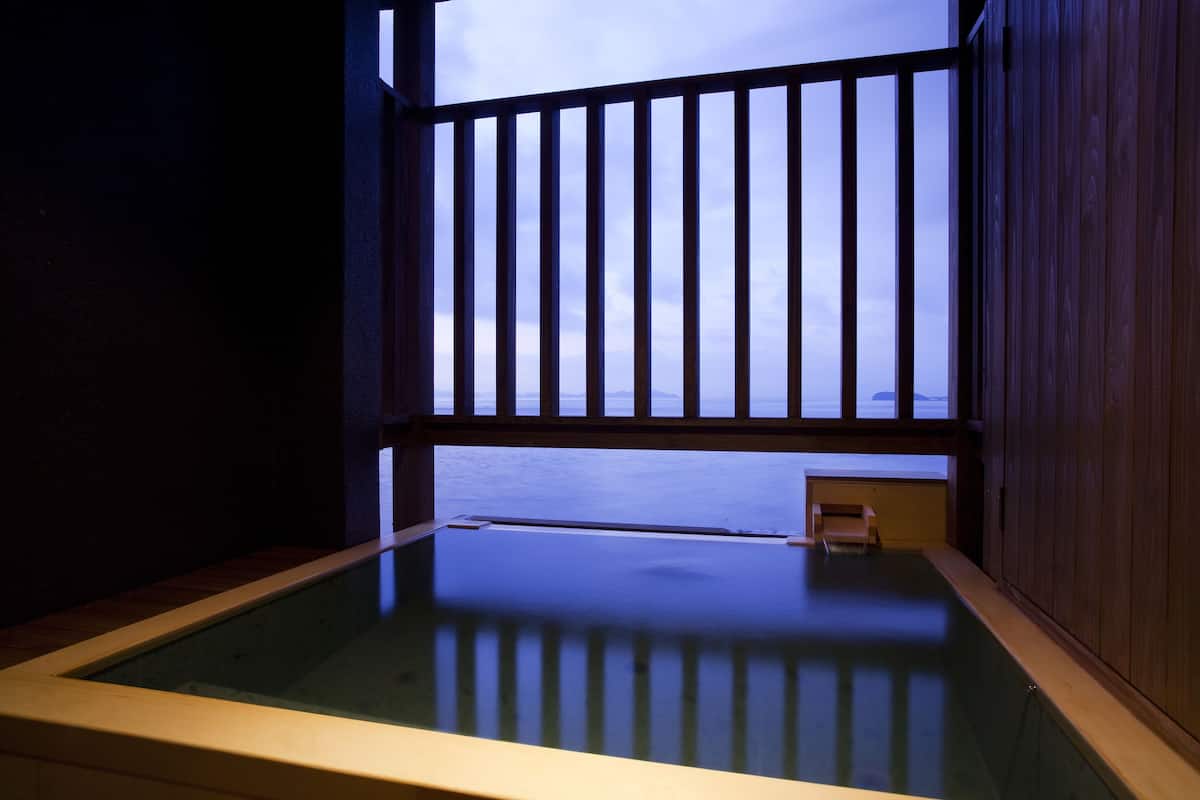 Deep soaking bathtub