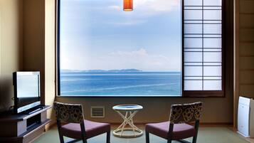 Minibar, in-room safe, free WiFi