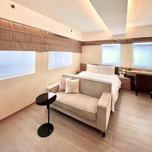 Minibar, brankas, meja kerja, dan Wi-Fi gratis