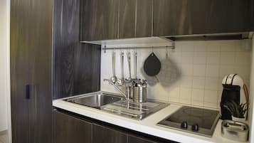 Departamento Deluxe, cocineta, vista a la ciudad | Cocina privada | Cafetera de espresso, refrigerador con congelador y microondas