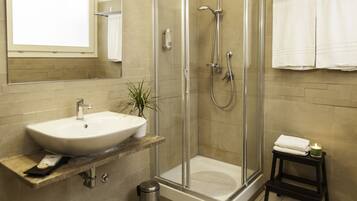 Comfort Triple Room, Balcony | Bathroom | Shower, free toiletries, hair dryer, bidet