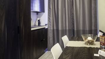 Appartement Deluxe, coin cuisine, vue ville | Cuisine privée | Grand réfrigérateur, micro-ondes, machine à expresso