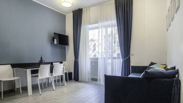 Comfort Quadruple Room, Balcony | Living area