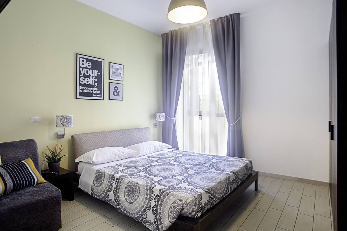Appartamento Deluxe, angolo cottura, vista città | Cassaforte in camera, ferro/asse da stiro
