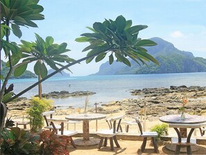 En la playa, arena blanca