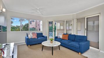 Familienapartment, 3 Schlafzimmer, 2 Bäder | Wohnbereich | LED-Fernseher