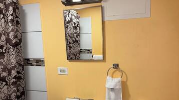 Combined shower/tub, free toiletries, hair dryer, towels