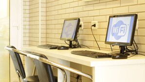 Una estación de trabajo con dos monitores mostrando el logotipo de WiFi, un teclado y un ratón.