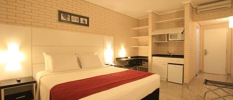 Habitación doble superior | Minibar, caja de seguridad en la habitación y escritorio