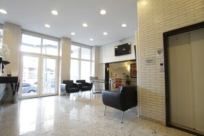 Lobby sitting area - Hotel Confiance Prime Batel (Curitiba)
