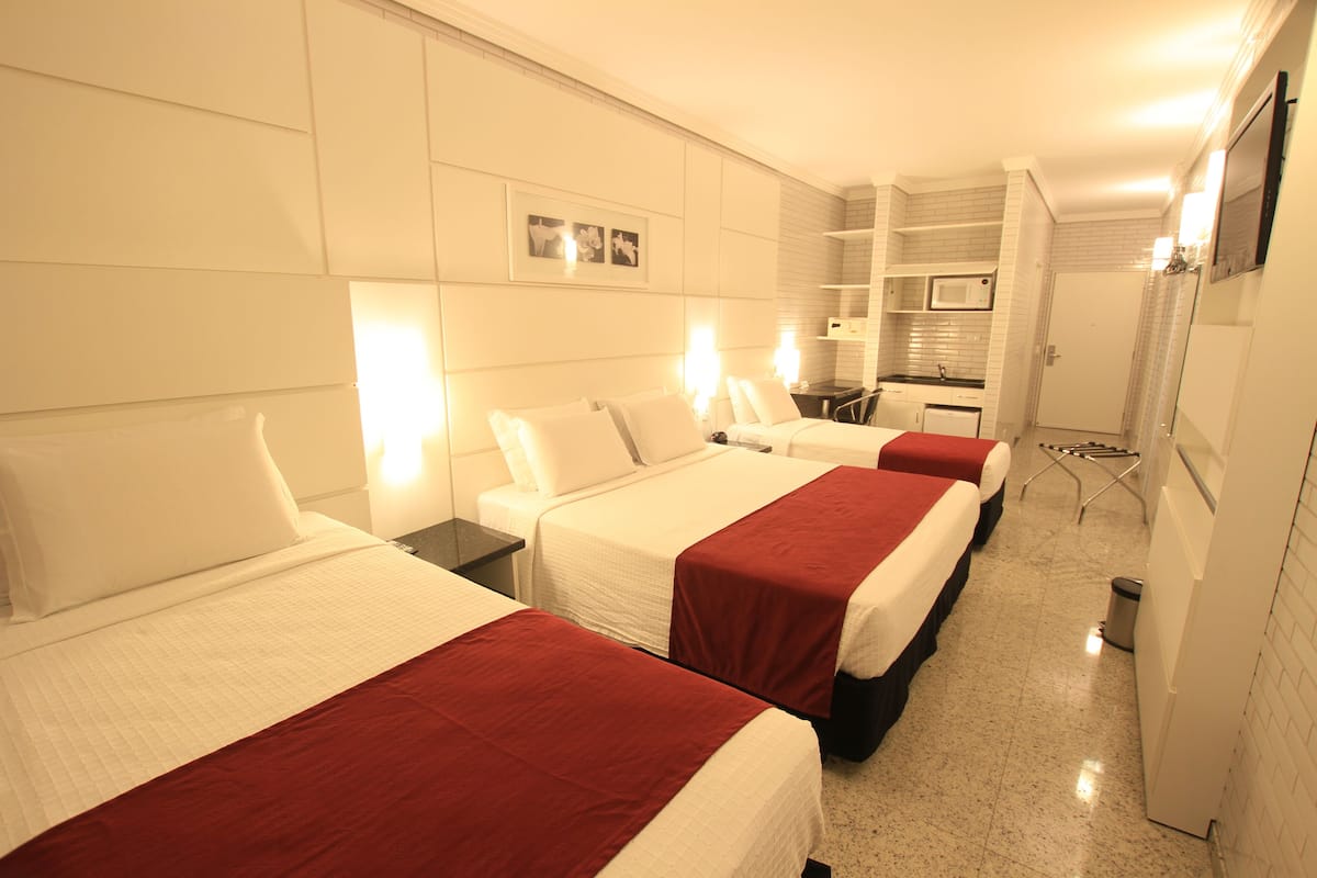 Habitación cuádruple superior | Minibar, caja de seguridad en la habitación y escritorio