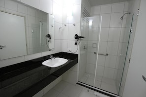 Ducha, secador de pelo y toallas